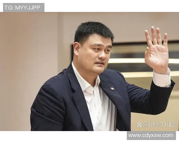 姚明身穿时尚皮衣展现独特魅力引领潮流风尚成为篮球界的新时尚偶像